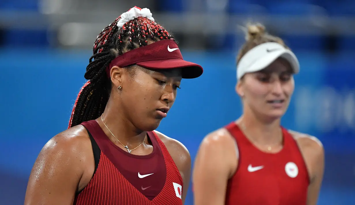 Ekspresi  Petenis Jepang Naomi Osaka gagal memasukan bola saat melawan Marketa Vondrousova dari Republik Ceko usai pertandingan tenis putaran ketiga tunggal putri Olimpiade Tokyo 2020 di Ariake Tennis Park di Tokyo (27/7/2021). Naomi kalah dari Marketa Vondrousova 6-1, 6-4. (AFP/Tiziana Fabi)