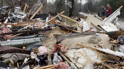 Anggota Layanan Cuaca Nasional mensurvei kerusakandi Flatwood, Alabama (30/11/2022). Badai Tornado melanda daerah tersebut yang mengakibatkan dua orang tewas di komunitas Flatwood di utara kota Montgomer. (AP Photo/Butch Dill)