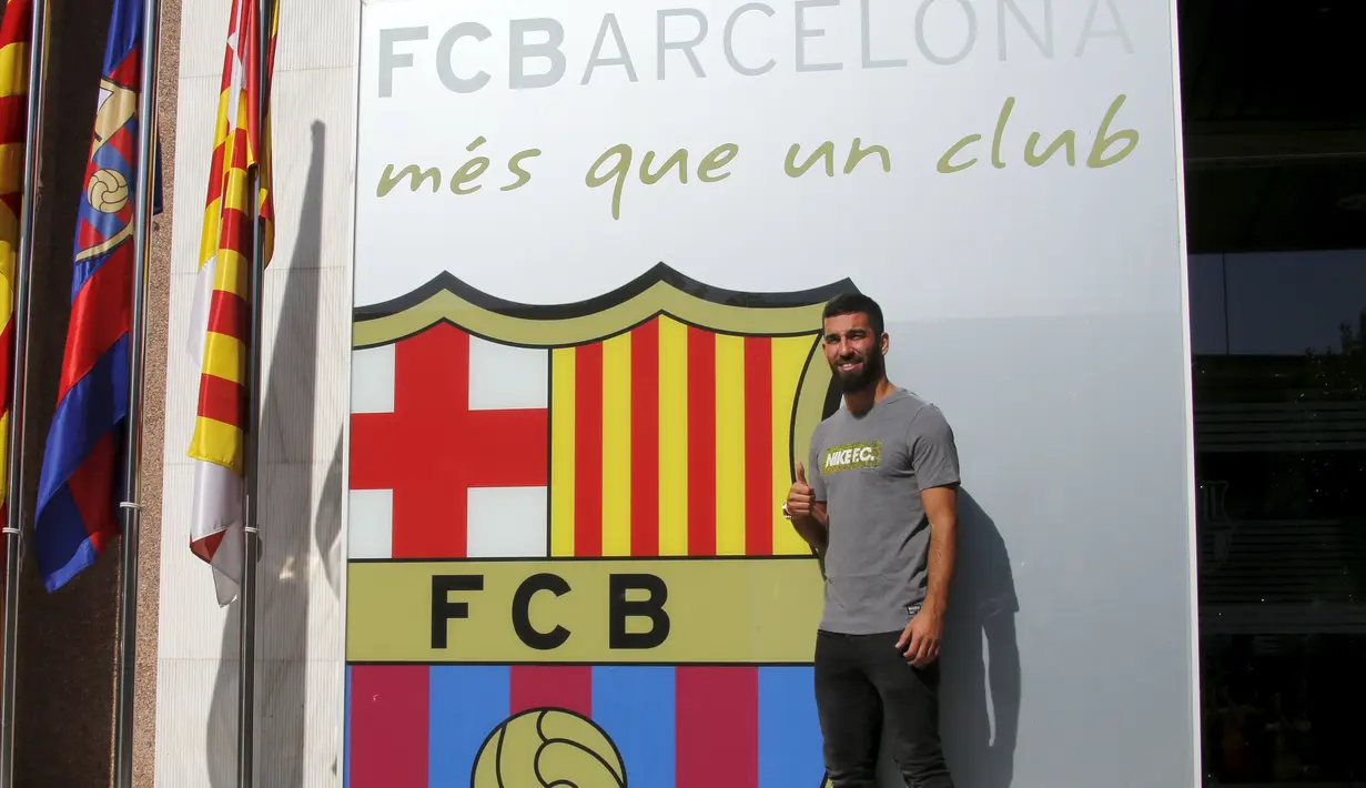 Arda Turan berpose saat saat sesi perkenalan di luar Stadion Camp Nou, Barcelona, Spanyol, (9/7/2015). Ini merupakan kedatangannya pertama kali setelah diperkenalkan Bercelona sebagai pemain barunya.. (REUTERS/Gustau Nacarino)
