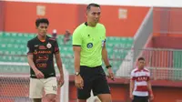 Fariq Hitaba, wasit FIFA, memimpin laga antara Madura United vs Persija Jakarta dalam lanjutan BRI Liga 1 2022/2023, Minggu (26/2/2023) sore di Stadion&nbsp;Gelora Madura Ratu Pamellingan, Pamekasan. (Bola.com/Wahyu Pratama)
