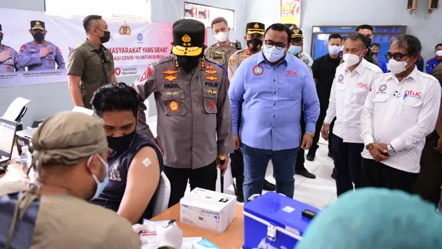 Vaksinasi buruh oleh KSPSI di Bekasi
