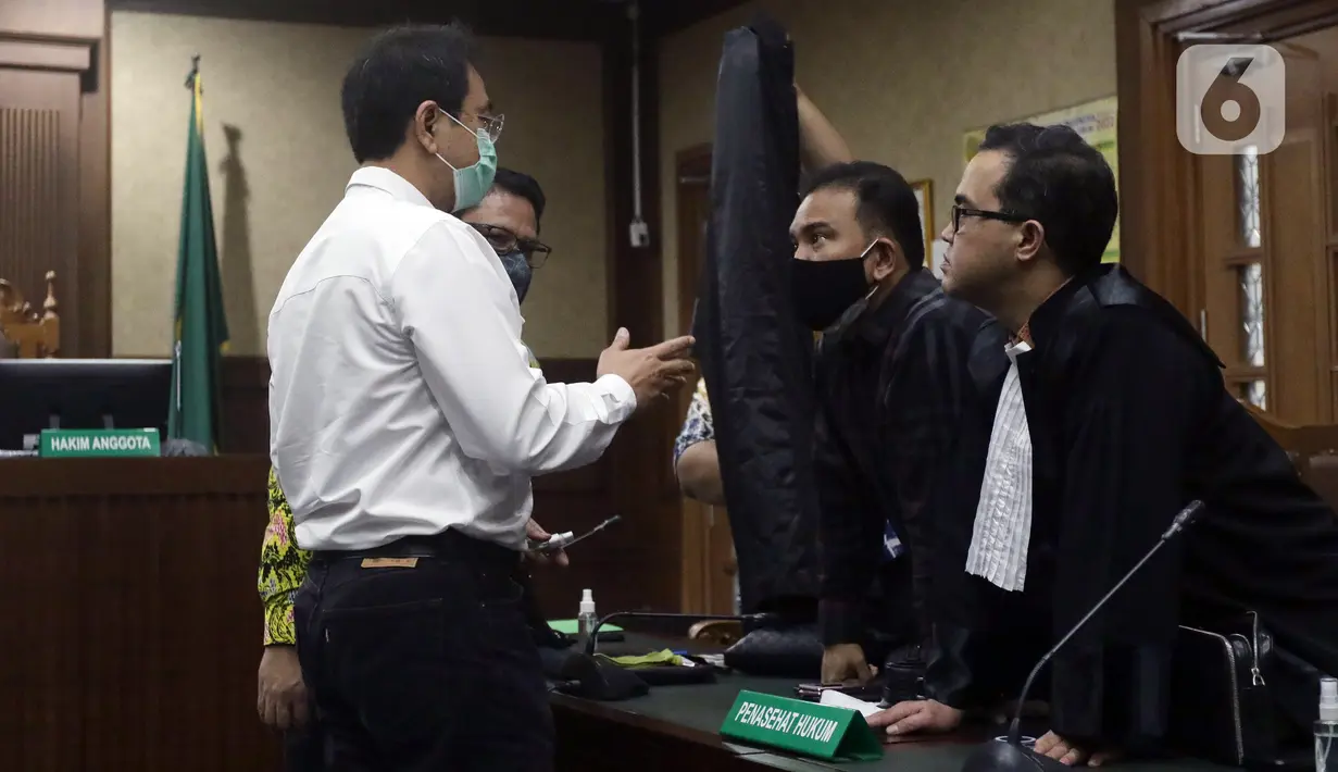 Terdakwa suap penanganan perkara korupsi di Lampung Tengah yang juga mantan Wakil Ketua DPR Azis Syamsuddin (kiri) usai sidang pembacaan putusan di Pengadilan Tipikor Jakarta, Kamis (17/2/2022). Azis Syamsuddin divonis 3 tahun 6 bulan penjara dan denda Rp 250 juta. (Liputan6.com/Helmi Fithriansyah)