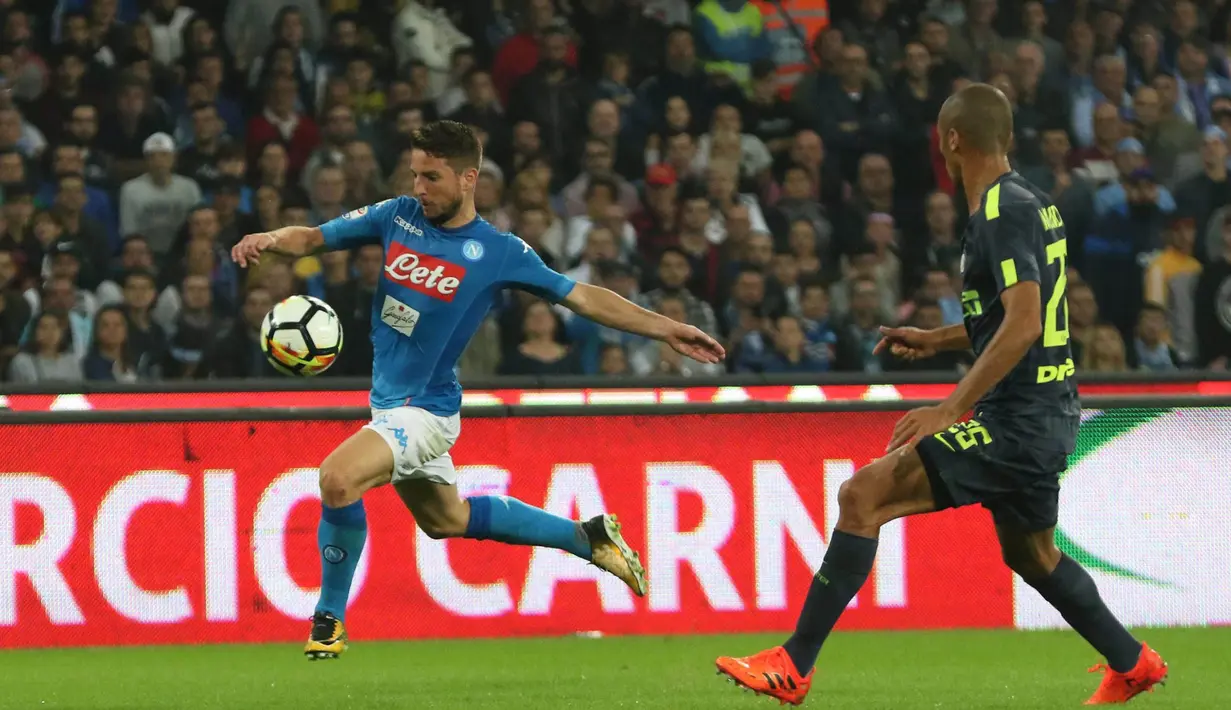 Striker Napoli, Dries Mertens, melepaskan tendangan saat pertandingan melawan Inter Milan pada laga Serie A Italia di Stadion San Paolo, Naples, Sabtu (21/10/2017). Napoli bermain imbang 0-0 dengan Inter Milan. (AP/Cesare Abbate)