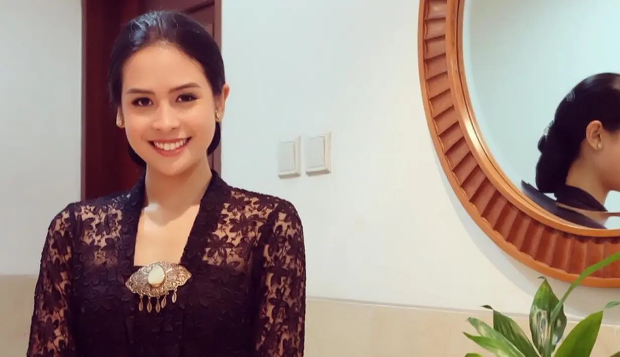 Pemilik nama lengkap Ayunda Faza Maudya ini memang pandai memadupadankan busana. Saat mengenakan kebaya, ia pun tampil menawan. Setelan kebaya berwarna hitam membuat pesonanya kian terpancar.(Liputan6.com/IG/@maudyayunda)