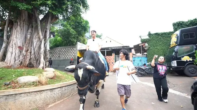 Irfan Hakim bersama sapi kurbannya tahun 2024 (Instagram/irfanhakim75)