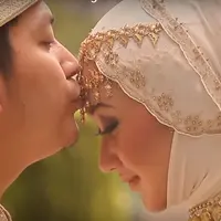 Kabar mengejutkan dari desainer cantik, Dian Pelangi. Dian Menggugat cerai suaminya Tito Haris Prasetyo. Gugatan dilayangkan Dian ke Pengadilan Agama Jakarta Selatan, Kamis (14/7/2016). (dianpelangi.net)