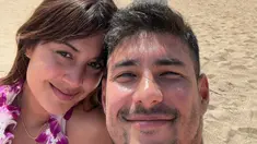 Pasangan yang sama-sama blasteran ini tengah menikmati waktu luang berlibur di Hawaii. Namun yang sukses mencuri perhatian ialah momen Aurelie Moeremans dikretek sang tunangan. Berbeda daripada wisatawan lainnya, Aurelie Moeremans tak memerlukan jasa tukang pijat. (Liputan6.com/IG/@aurelie)