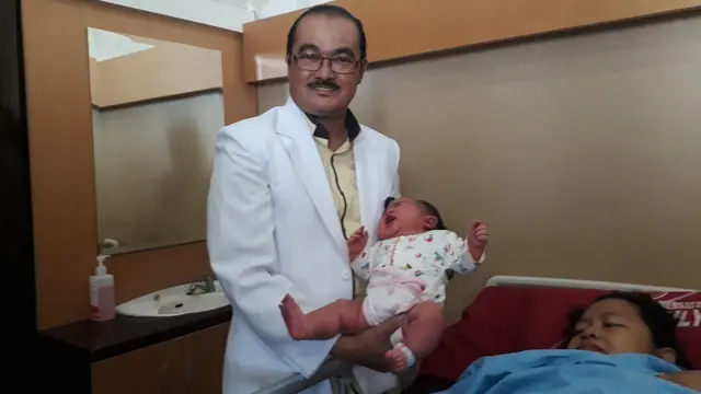 Bayi raksasa berjenis kelamin perempuan dilahirkan dengan bobot 5,8 kilogram dilahirkan dengan operasi sesar. (Foto: Liputan6.com/Muhamad Ridlo)