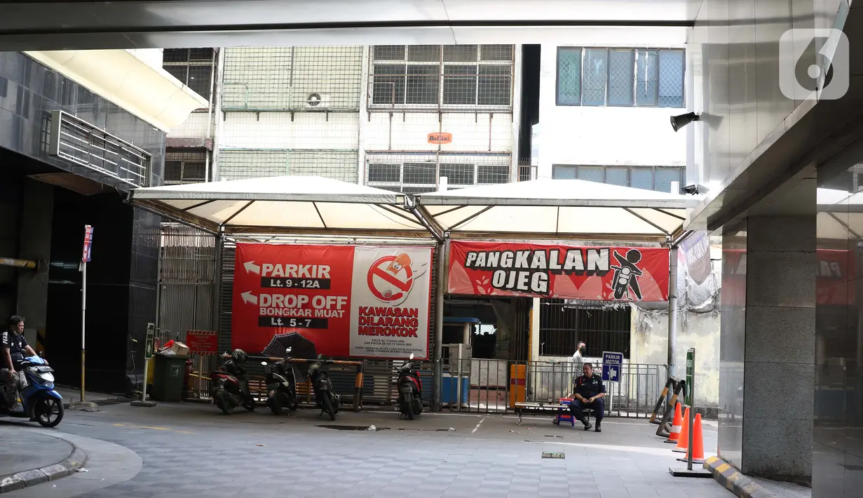 Suasana kawasan Pasar Tanah Abang, Jakarta, Jumat (27/3/2020). Sebagai upaya pencegahan penularan virus Corona COVID-19, Perumda Pasar Jaya menutup sementara aktivitas perdagangan di Pasar Tanah Abang Blok A, B dan F terhitung 27 Maret hingga 5 April 2020. (Liputan6.com/Helmi Fithriansyah)