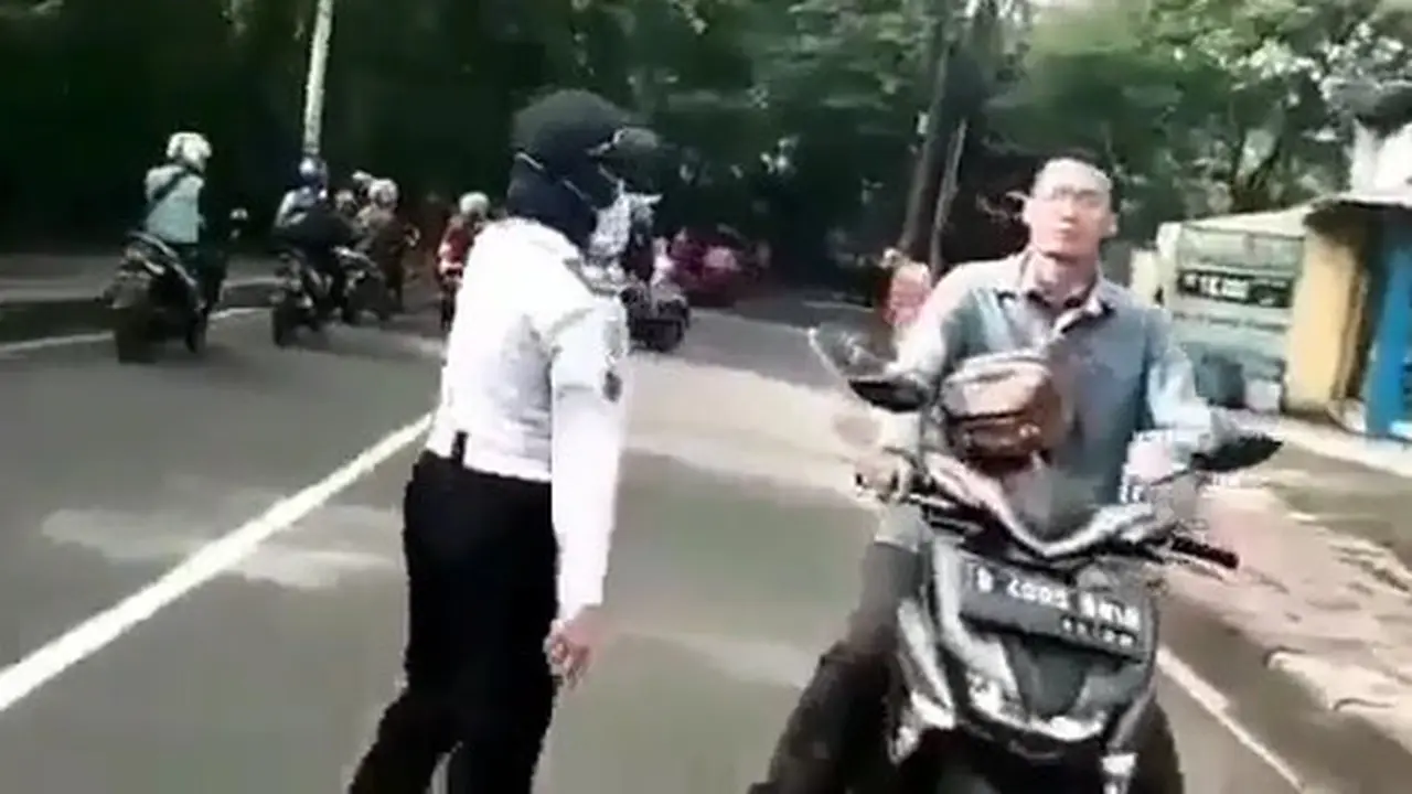 Ditegur Karena Lawan Arus, Reaksi Pria Ini Bikin Kaget