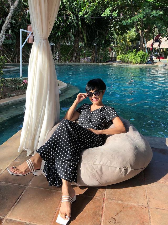 7 Gaya Ibunda Cinta Laura, Selalu Berponi dan Berkacamata