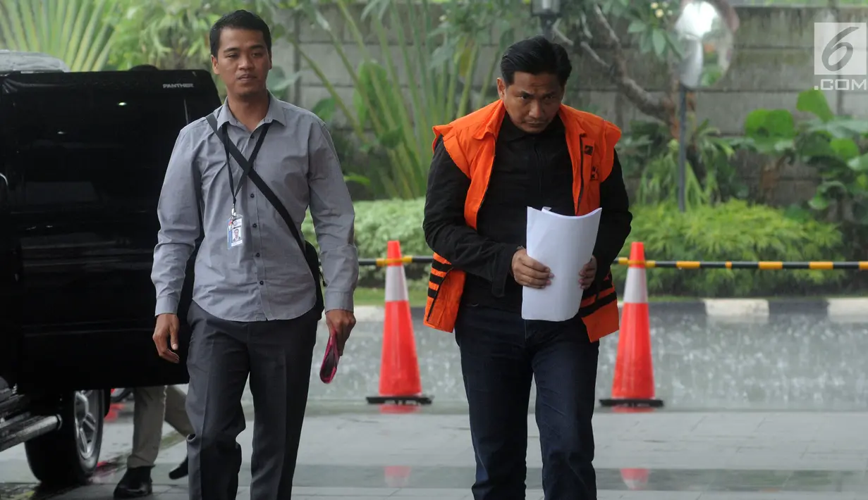 Anggota DPR Fraksi Golkar Bowo Sidik Pangarso (kanan) tiba di Gedung KPK, Jakarta, Senin (15/4). Bowo diperiksa sebagai saksi untuk tersangka Marketing Manager PT Humpuss Transportasi Kimia, Asty Winasti terkait kasus dugaan suap distribusi pupuk dengan kapal. (merdeka.com/Dwi Narwoko)