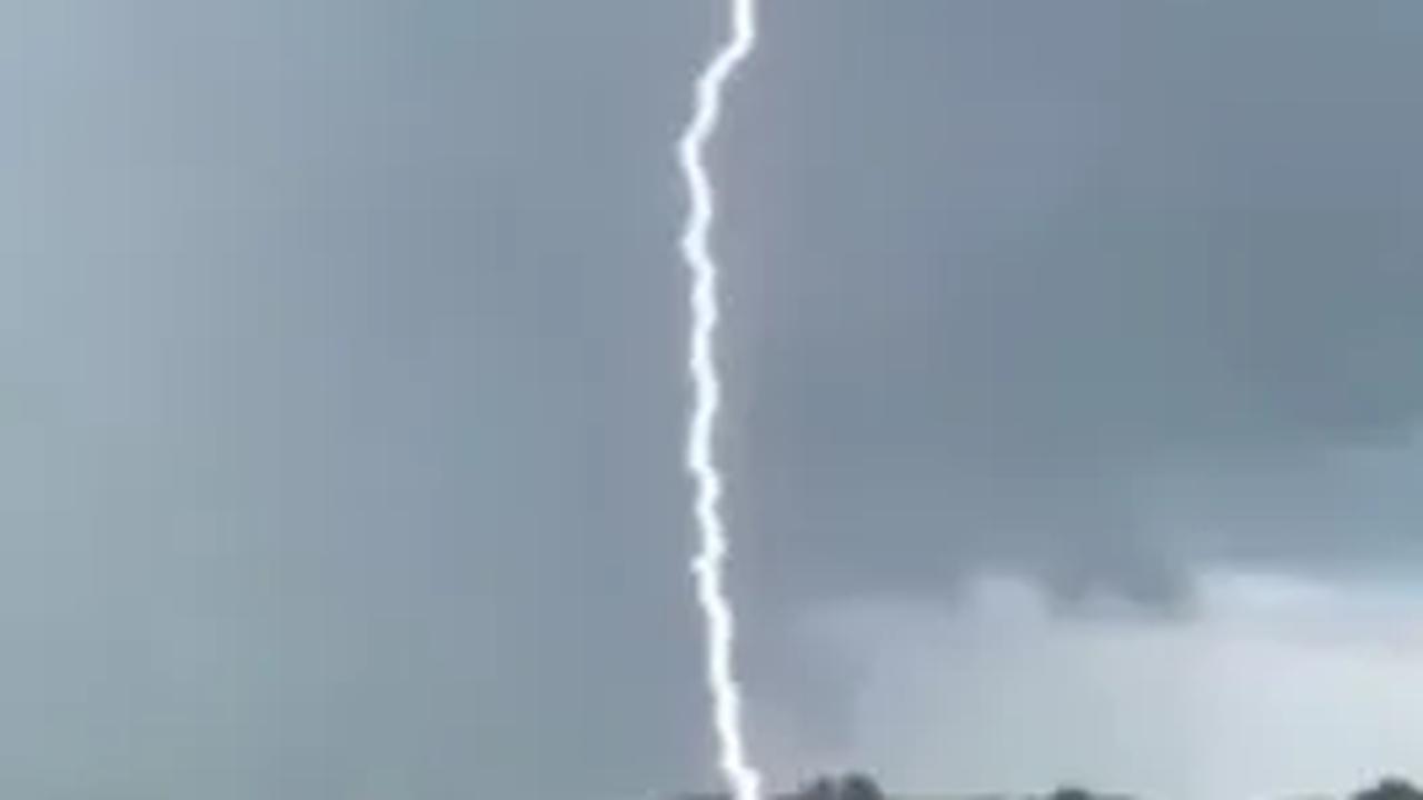 Sambaran petir menghujam permukaan air di suatu tempat.