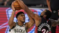 Pemain Bucks Giannis Antetokounmpo mendapat penjagaan ketat dari Heat pada lanjutan NBA (AP)