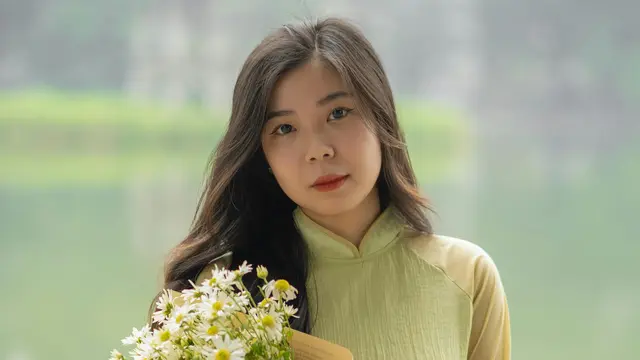 perempuan kalem bahagia manis tersenyum