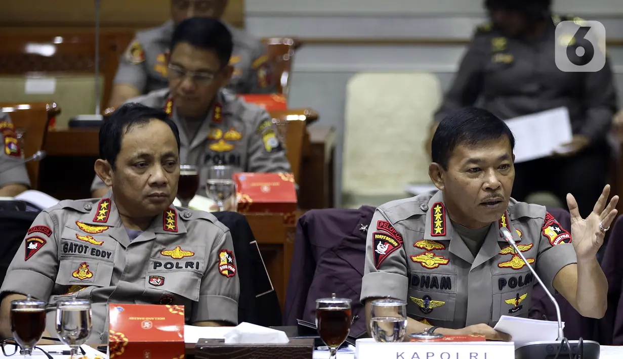 Kapolri Jenderal Polisi Idham Azis (kanan) saat rapat kerja dengan Komisi III DPR di Kompleks Parlemen, Jakarta, Kamis (30/1/2020). Rapat membahas Rencana Kerja 2020, Tindak lanjut kasus Novel Baswedan, Penanganan Kasus Natuna dan Penanganan Kasus Taman Sari. (Liputan6.com/Johan Tallo)