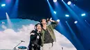 Jaket ini ia padukan dengan rok kulit mini dan sepatu boots putih setinggi lutut, menciptakan kesan unik yang memadukan sisi manis dan berani.  [@tiaraandini].
