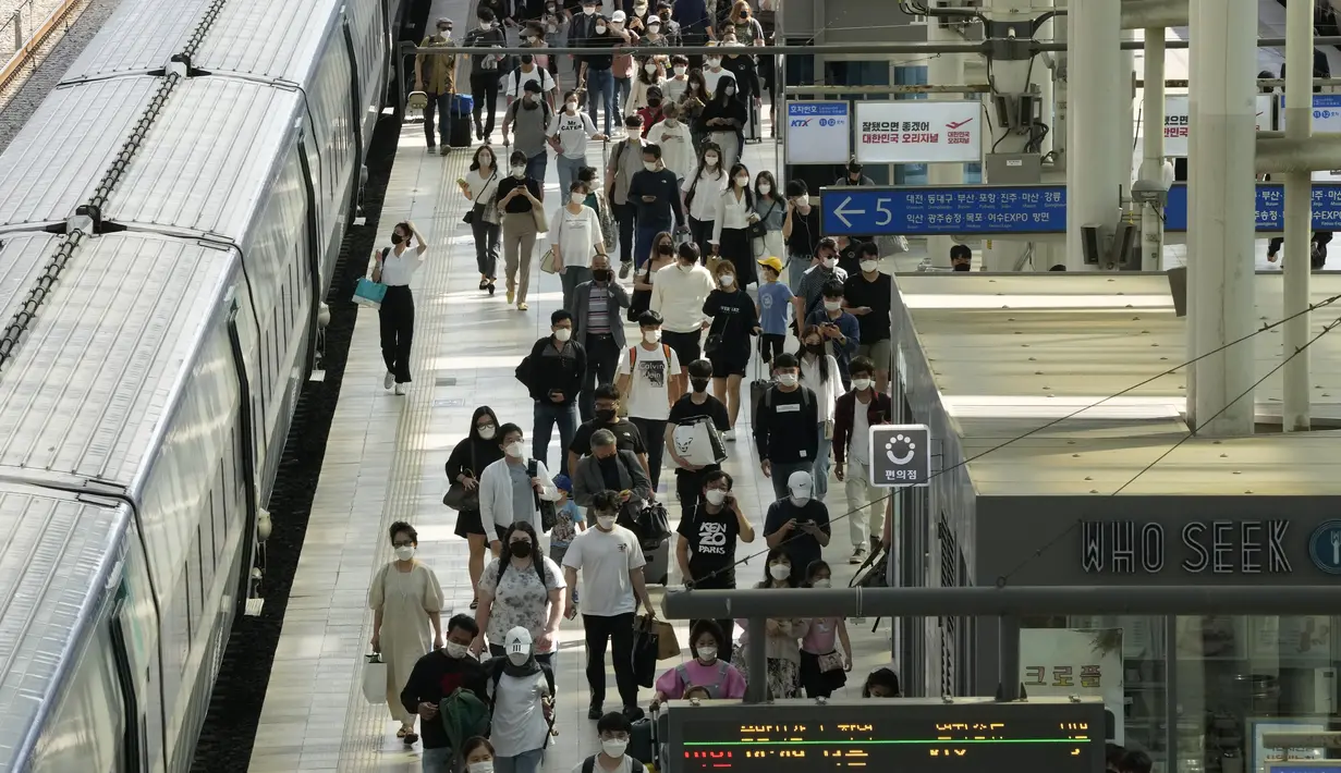 Orang-orang yang memakai masker sebagai tindakan pencegahan terhadap virus corona keluar dari kereta api menjelang liburan Chuseok atau Hari Thanksgiving versi Korea di Stasiun Kereta Seoul di Seoul, Korea Selatan (19/9/2021). Liburan Chuseok jatuh pada 21 September (21/9). (AP Photo/Ahn Young-joon)