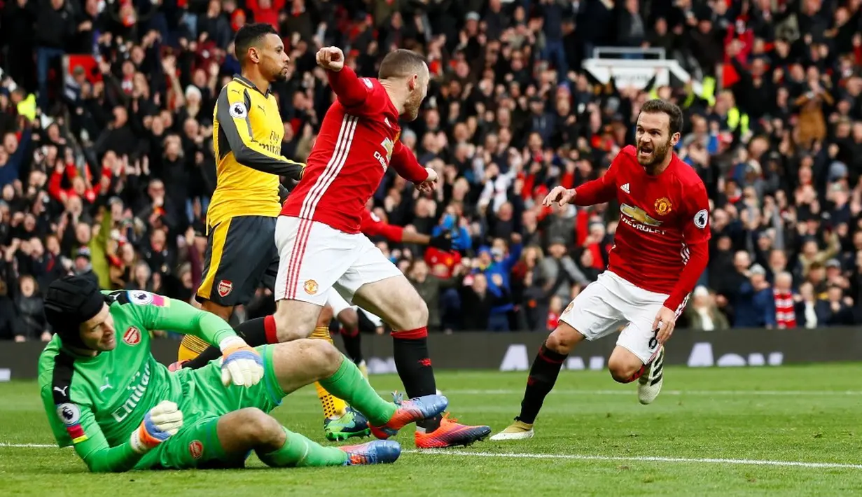 Juan Mata membawa Manchester United unggul dulu lewat golnya ke gawang Arsenal di menit ke-68 dalam laga Premier League di Stadion Old Trafford, Sabtu (19/11/2016). (Action Images via Reuters/Jason Cairnduff)