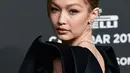 Model AS Gigi Hadid berpose menjelang peluncuran Kalender Pirelli 2019 di Pirelli HangarBicocca di Milan (5/12). Gigi Hadid merupakan salah satu model yang muncul di Kalender Pirelli 2019. (AFP Photo/Miguel Medina)