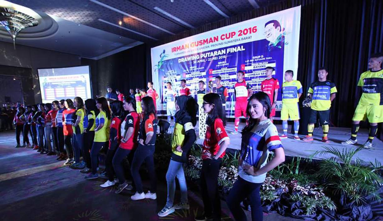 Gadis-gadis cantik ikut mengenakan kostum tim saat drawing putaran Final Irman Gusman Cup 2016 di Hotel Mercure, Padang, Sumatera Barat. (Bola.com/SPARTAN Enterprise)