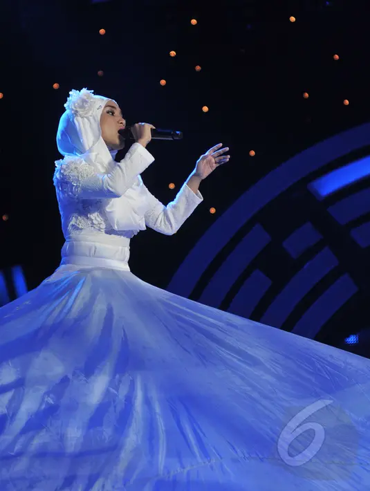 Fatin tampil dalam ajang SCTV Music Awards 2015 di Studio 6 Emtek City, Jakarta, Rabu (6/5). Tampak bagian bawah gaun yang dikenakan Fatin melebar, sehingga menimbulkan efek air laut biru yang tengah mengalir. (Liputan6.com/Herman Zakharia)
