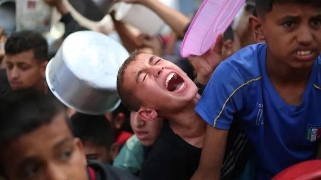 Tangis dan Jerit Anak-anak Gaza Saat Antre Pembagian Makanan