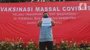 Pelaku transportasi menunjukkan surat vaksinasi COVID-19 Ndi Terminal Kampung Rambutan, Jakarta, Kamis (10/6/2021). Vaksinasi massal ini untuk 1.000 orang yang terdiri dari para supir bus, kernet, pedagang usaha kecil dan mikro di Terminal Kampung Rambutan. (Liputan6.com/Herman Zakharia)