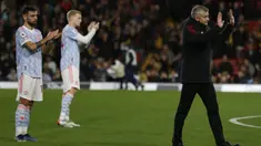 Pelatih Manchester United, Ole Gunnar Solskjaer ditemani sejumlah pemain menghampiri para penggemar setan merah yang telah hadir untuk menyaksikan tim kesayangannya melawan Watford di Vicarage Road. (AFP/Ian Kington)
