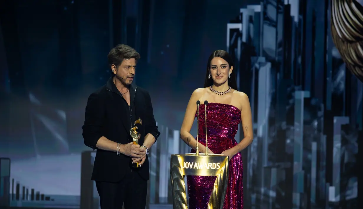 Sementara Amina Khalil tampil standout dengan kalung heart-shaped rubies total 110.72 carats, dipadukan anting berlian pear-shaped 8.41 carats untuk menyempurnakan kesan glamor di red carpet.  [Dok/chopard].