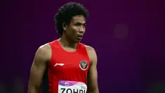 Pelari asal Indonesia, Lalu Muhammad Zohri bereaksi usai berlaga pada final 100m putra Asian Games 2023 di Hangzhou, Provinsi Zhejiang, China, Sabtu (30/9/2023). (Manan VATSYAYANA/AFP)