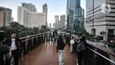 Warga ngabuburit di JPO Pinisi Pinisi Karet-Sudirman, Jakarta Pusat, Senin (4/4/2022). JPO Pinisi kini menjadi destinasi baru warga Jakarta untuk menunggu waktu berbuka puasa atau ngabuburit sambil menikmati suasana perkotaan. (merdeka.com/Iqbal S. Nugroho)