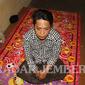 Husnan yang memimpin ritual maut di Pantai Paseban, Kecamatan Kencong, Kabupaten Jember. (Jumai/Radar Jember/JawaPos.com)