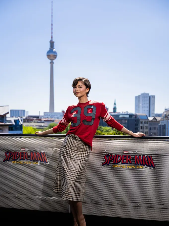Bareng Suami, Gaya Sporty Chic Zendaya dengan Coach Fall 2026 Saat Promosikan Spider-Man: Brand New Day di Berlin