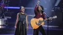 Menggelar konser di Balai Sarbini, Jakarta Selatan, Selasa (27/2/2018), Slank memulai kolaborasinya bersama Cita Citata dengan membawakan lagu andalannya yang berjudul ‘Balikin’. (Adrian Putra/Bintang.com)