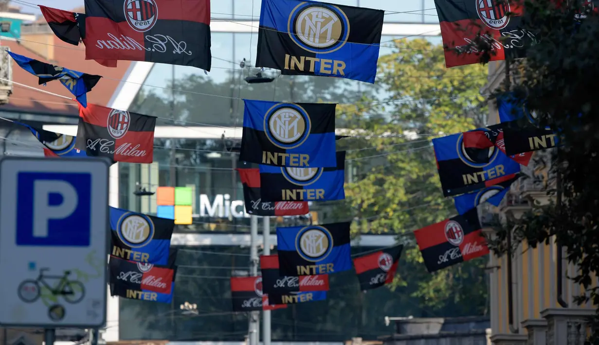 Bendera klub Inter Milan dan AC Milan tergantung di jalan Paolo Sarpi, sebuah lingkungan China di Milan, Italia (13/10). Inter Milan dan AC Milan akan bertanding pada 15 Oktober 2017. (AFP Photo/Miguel Medina)