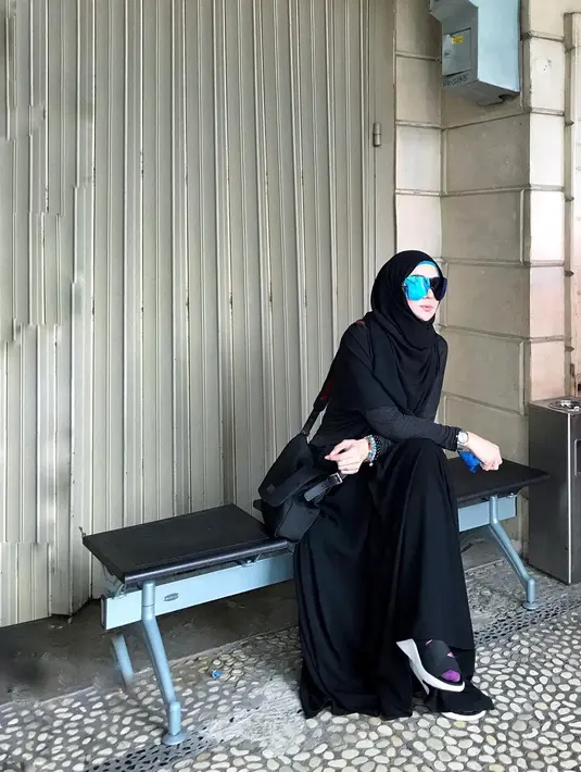 Sarah Vi sempat mengenakan hijab, namun ia melepaskannya karena tuntutan pekerjaan. Akan tetapi, ia pun menyesal dan kembali mengenakan hijab. (Foto: instagram.com/sarahvi_)