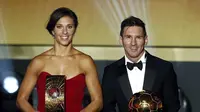 Lionel Messi (kanan) terpilih sebagai pemenang FIFA Ballon d'Or 2015 pada Selasa (12/1/2016) dini hari WIB. (Reuters/Carl Recine)