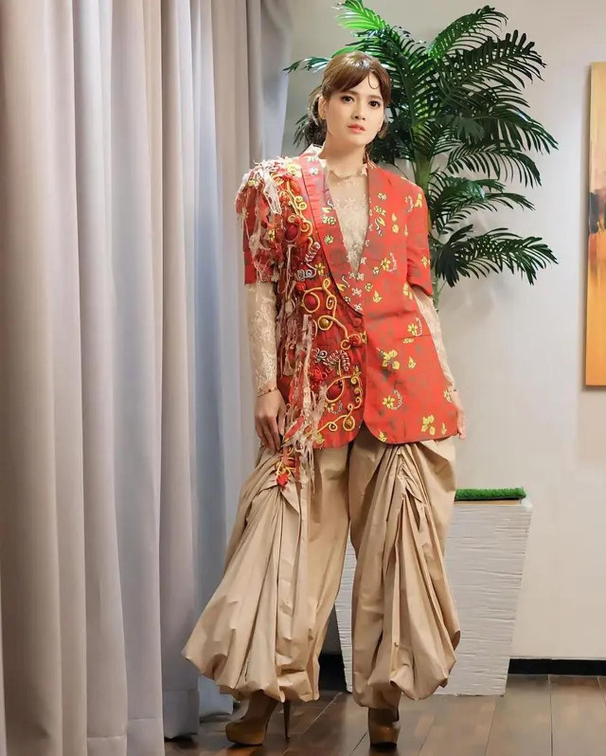 Intip 4 Gaya Berbatik ala Chika Jessica yang Anti Mainstream