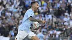 Pemain Lazio, Matias Vecino melakukan selebrasi setelah mencetak gol penyeimbang 1-1 ke gawang Juventus dalam laga lanjutan Liga Italia 2024/2025 di Olympic Stadium, Roma, Italia, Sabtu (10/05/2025) waktu setempat. (AP Photo/LaPresse/Fabrizio Corradetti)