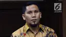 Bupati nonaktif Bener Meriah, Ahmadi bersiap menjalani sidang lanjutan dugaan suap alokasi dan anggaran Dana Otonomi Khusus Aceh di Pengadilan Tipikor, Jakarta, Senin (15/10). Sidang mendengar keterangan saksi. (Liputan6.com/Helmi Fithriansyah)