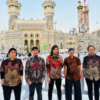 Ahmad Dhani dan personil Dewa 19 pakai batik di Masjidil Haram (Instagram/ahmadhaniofficial)