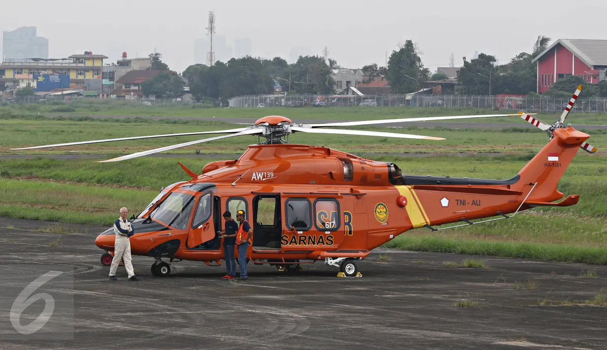 Helikopter AgustaWestland AW139 milik Basarnas bersiap melakukan uji terbang di Bandara Pondok Cabe, Tangerang Selatan, Senin (22/2). Helikopter AW139 memberikan kemampuan Search and Rescue (SAR) terbaik kinerja dikelasnya (Liputan6.com/Immanuel Antonius)