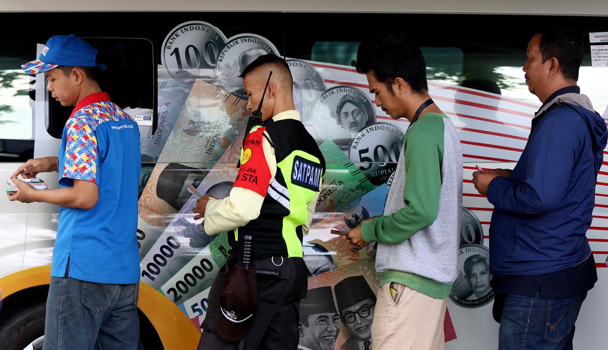 Seperti biasa, untuk memenuhi kebutuhan masyarakat yang ingin menukarkan uang tunai. Tampak dalam foto, warga antre untuk menukarkan uang di pelayanan mobil kas keliling Bank Indonesia di Stasiun Gambir, Jakarta, Senin (16/3/2026). (Kapanlagi.com/Budy Santoso)
