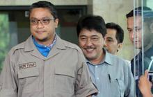 Dede Yusuf beli sepatu buatan Ariel 