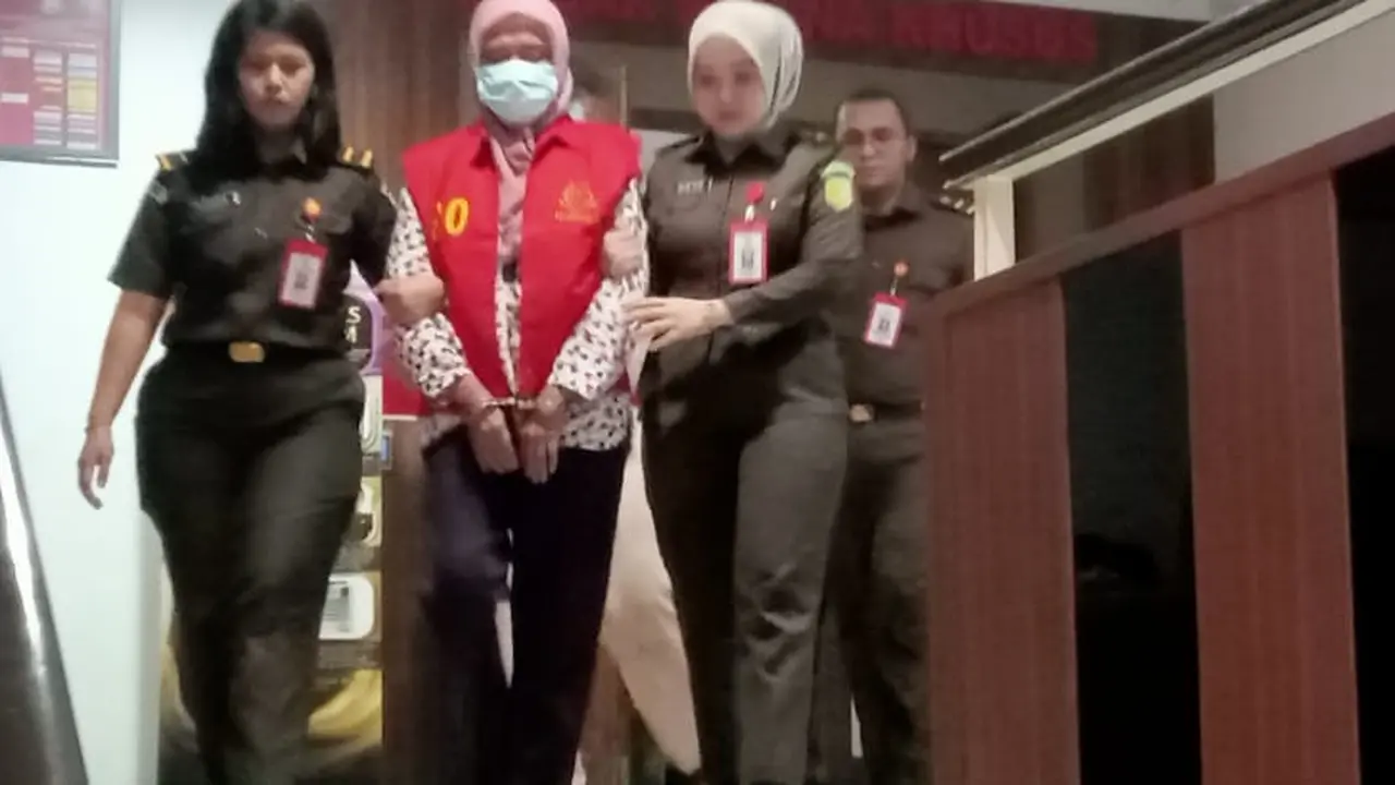 Kejari Batam menahan tersangka korupsi pengadaan RSUD Embung Fatimah, Batam. (Foto: Liputan6.com/Ajang Nurdin)