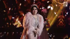 Penyanyi Syahrini saat tampil membawakan singel terbarunya dengan judul "ada wanita lain" pada malam puncak HUT ke-27 SCTV di Hall D, Jiexpo Kemayoran, Jakarta, Kamis (24/8). (Liputan6.com/Herman Zakharia)
