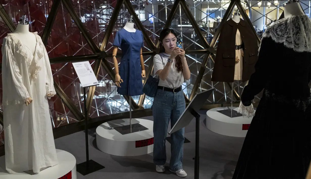 Sebelum dilelang, barang-barang tersebut dipamerkan di pusat perbelanjaan K11 Musea Hong Kong dan Museum of Style Icons, Irlandia. (AP Photo/Vernon Yuen)