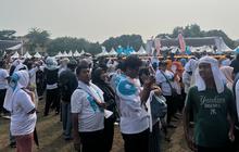 Kampanye Akbar, Pendukung Ridwan Kamil-Suswono Ramai Bawa Spanduk 'Gibranku