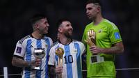 Argentina panen penghargaan di Piala Dunia 2022 ini. Enzo Fernandez dan Emiliano Martinez menemani Lionel Messi dalam penghargaan individual yang diterima oleh FIFA. (AP Photo/Manu Fernandez)